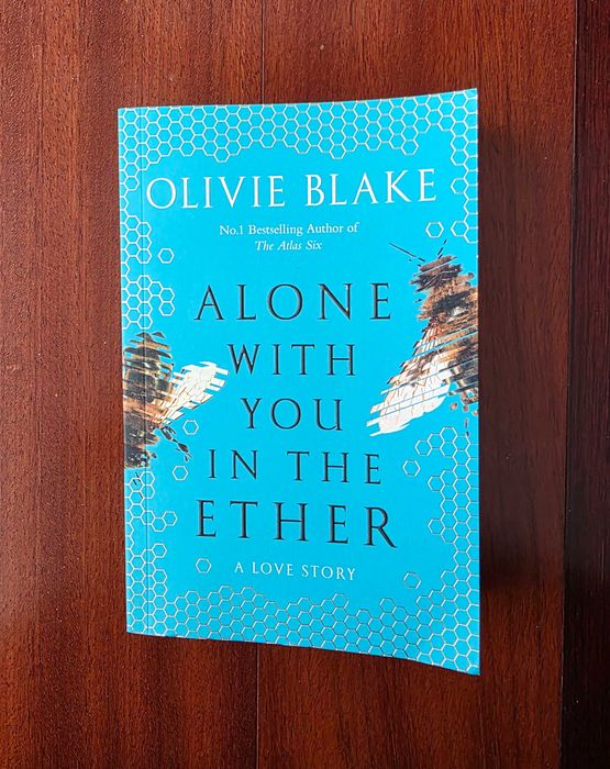 Livro "Alone With You in the Ether" de Olivie Blake (em Inglês)