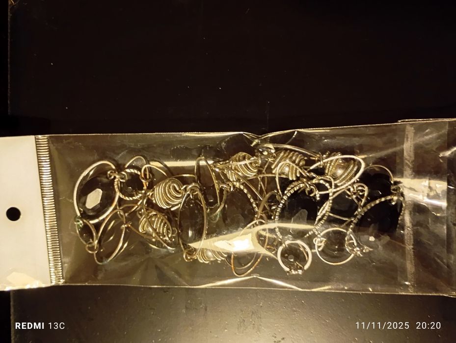 Colar com pedras pretas e elos prateados