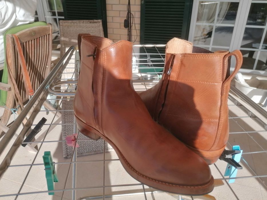 Botas em pele castanha