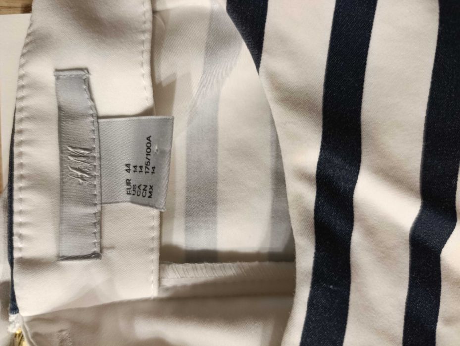 Ciekawa sukienka w biało-granatowe paski H&M