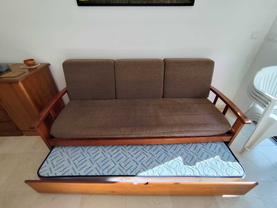 Sofá-cama em madeira sólida e com colchão