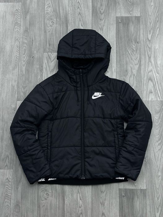 •Курточка Nike.