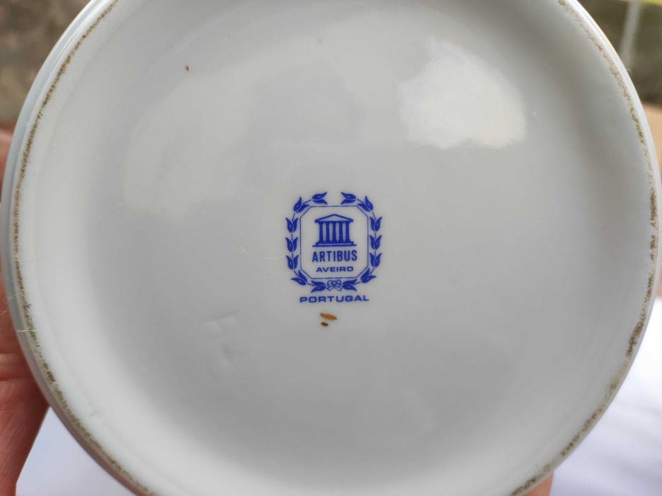 Pote com tampa em porcelana Artibus Portugal