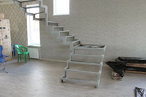 Лестница в дом под ключ. Лестница из металла с обшивкой.