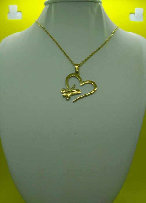 Colar Aço Dourado c/ Tesoura e Pente no Coração Cabeleireira NOVO