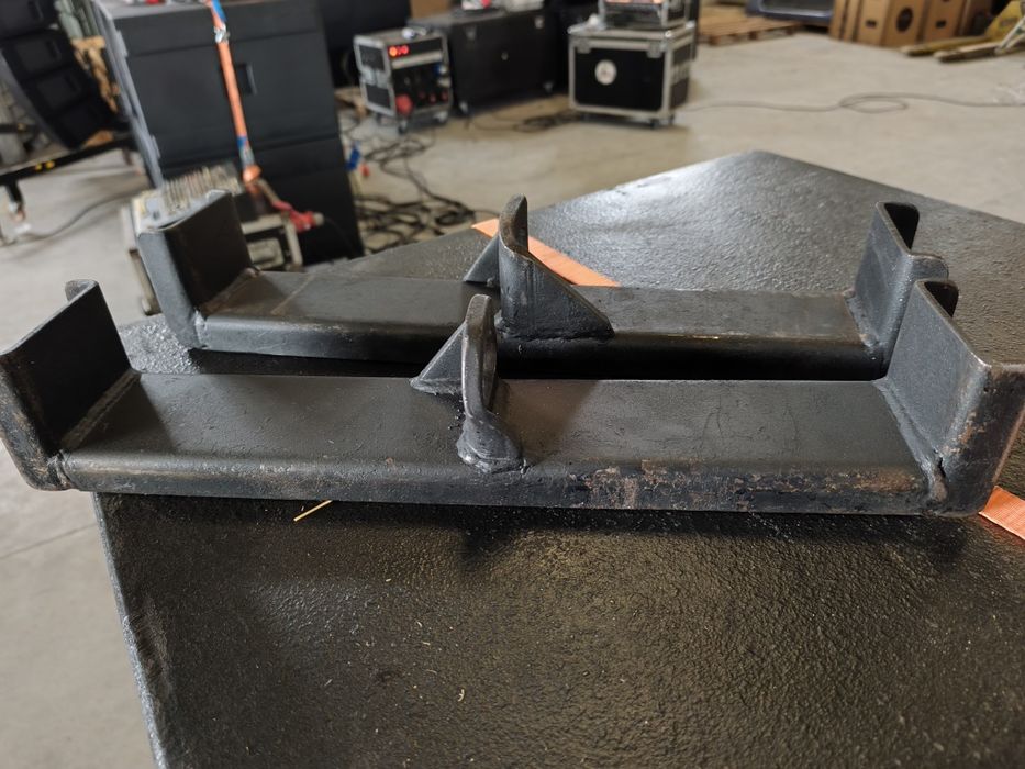 Dois suportes de PA , FRAMES