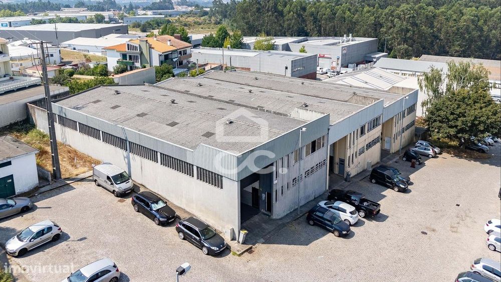 Armazém para venda no centro de Nogueira da Maia
