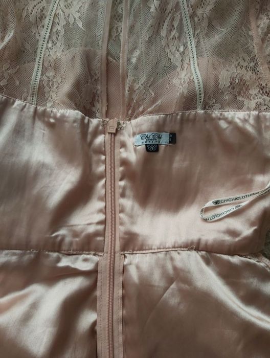 Sukienka pudrowy róż tiulowa koronkowa XS Chi chi London petite