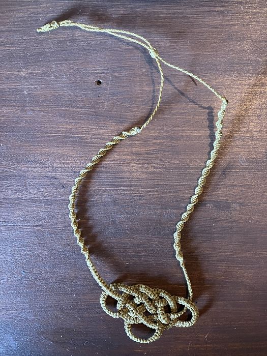 Colar em micro macramé