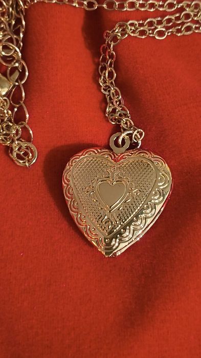 Naszyjnik złoty z otwieranym sercem.