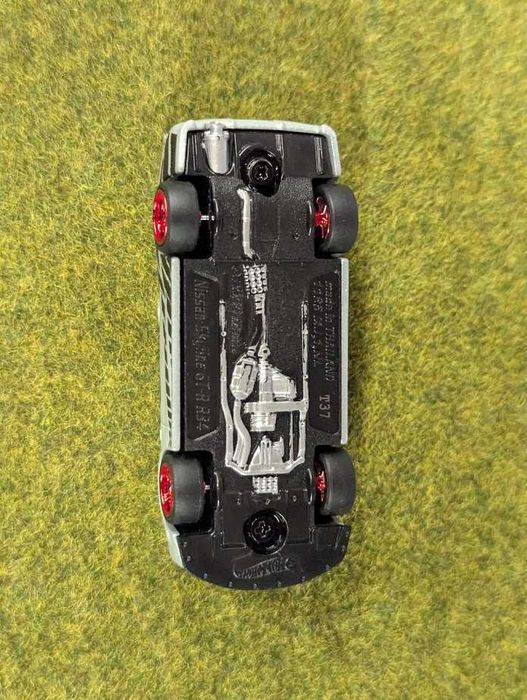 Hot Wheels Nissan Skyline GT-R BNR34 + Custom Pearl White