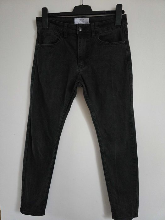 Czarne jeasny Bershka