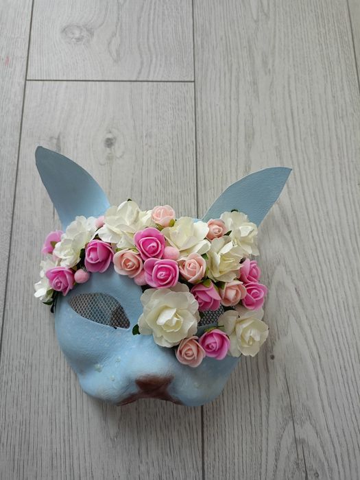 Maska kota niebieskiego z kwiatami