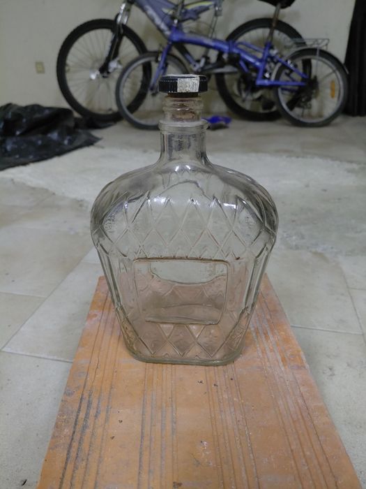 Garrafa antiga de vidro em bom estado geral