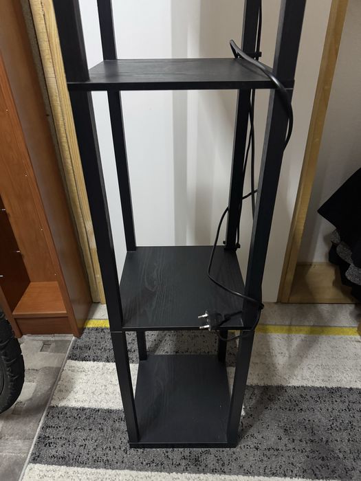 Candeeiro de pé com prateleiras