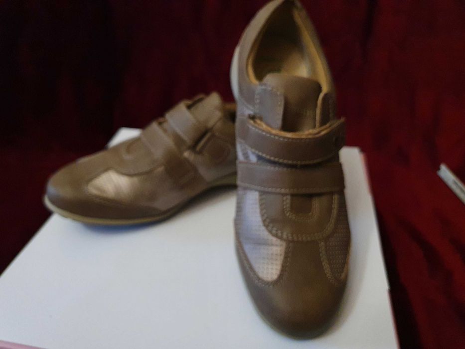 Новые женские кроссовки из натуральной кожи  FOOT FLEXX.