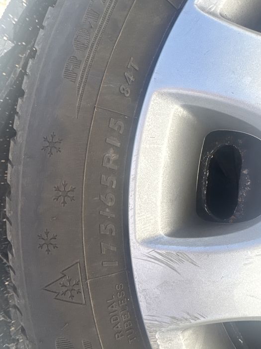 4 Jantes com pneus usadas 15”