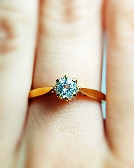 Złoty pierścionek z białym berylem (1356)