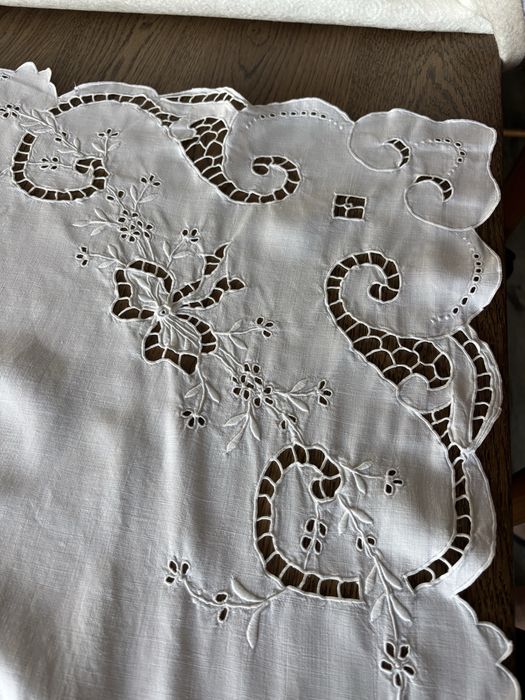 Toalha de mesa linho branco bordado à mão