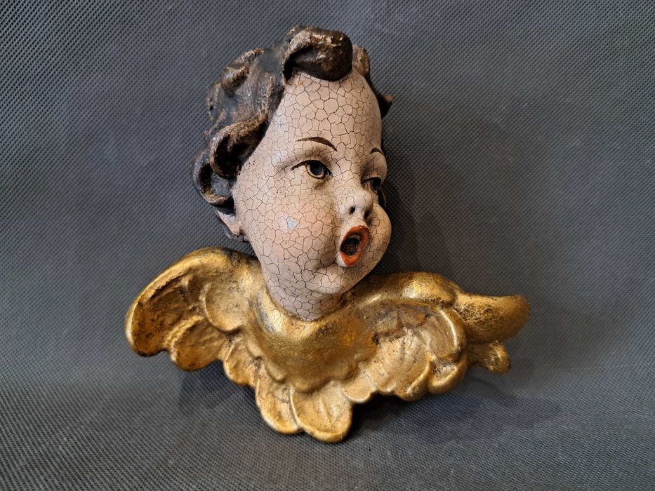 Anioł, aniołek, wisząca rzeźba polichromowana, putto wys. 15 cm