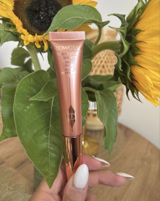 Róż Róż w Charlotte Tilbury Glowgasm Beauty Light Wand w odcieniu Pinkgasm.