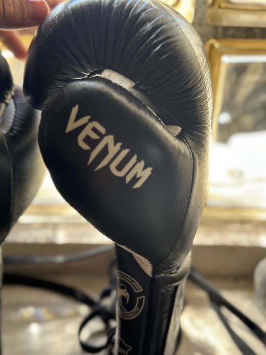 Luvas boxe/muai thai venum giant com atacadores 8oz