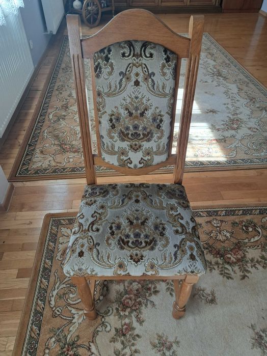 Krzesło dębowe w dobrym stanie