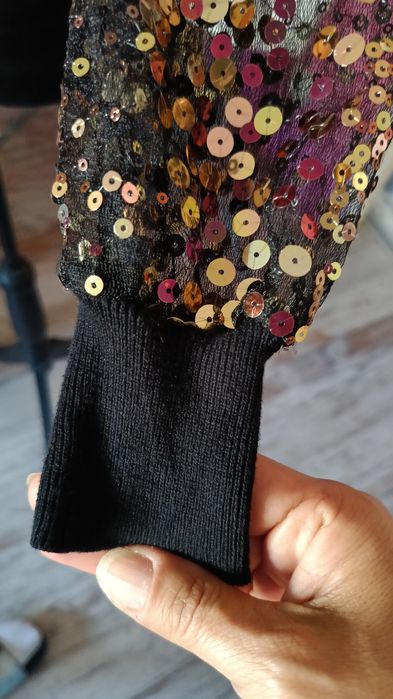 Elegancka bluzeczka z cekinami.