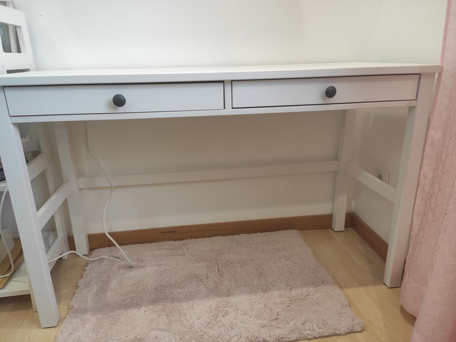 Secretária IKEA HEMNES + cadeira SKRUVSTA cinza