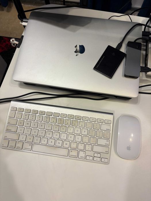 Macbook Pro 2019 A1990 i9 2,4 GHz + Klawiatura i Mysz Apple (Mac Mini)