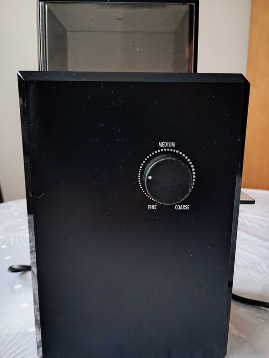 Elektryczny młynek żarnowy do kawy Delonghi