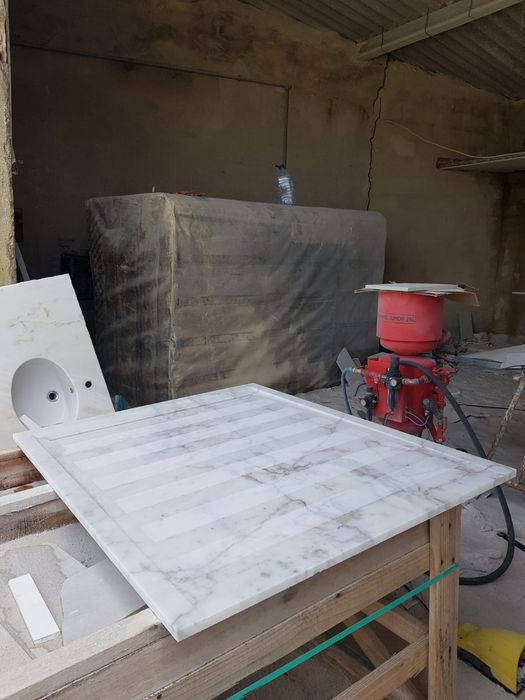 Base de duche de mármore branco com veios