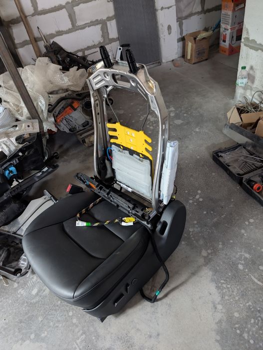 Сидіння тесла модел Y 2023 року під роботу