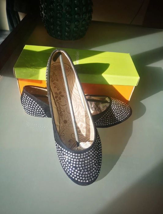 Sabrinas pretas com brilhantes