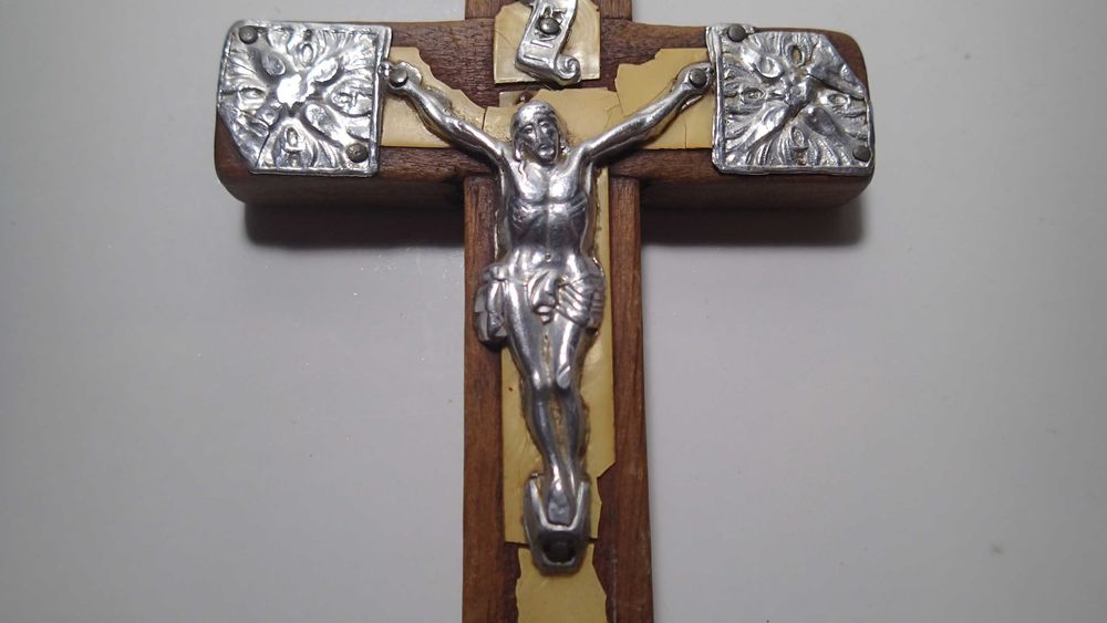 Crucifixo antigo em madeira e metal