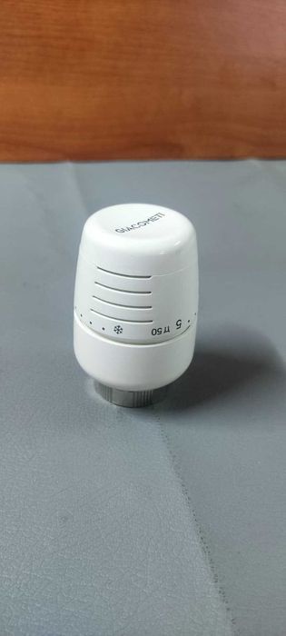 Caixa completa com 10 cabeças termostáticas Giacomini com sensor de líquido.