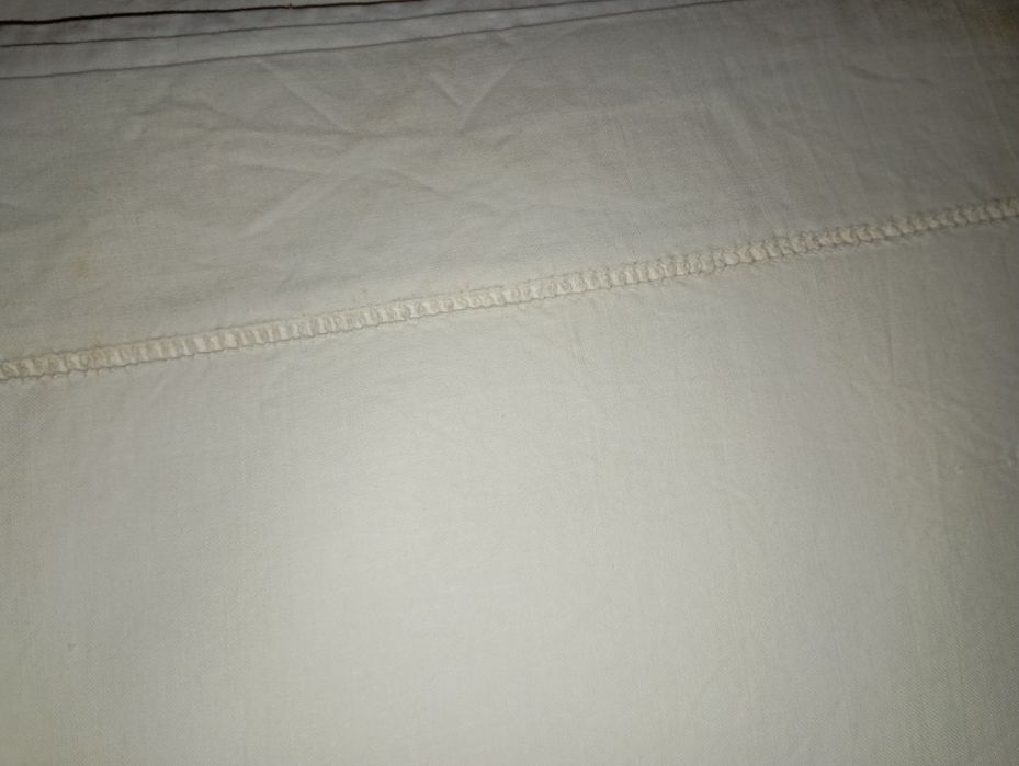 Lençol branco antigo com bainha aberta