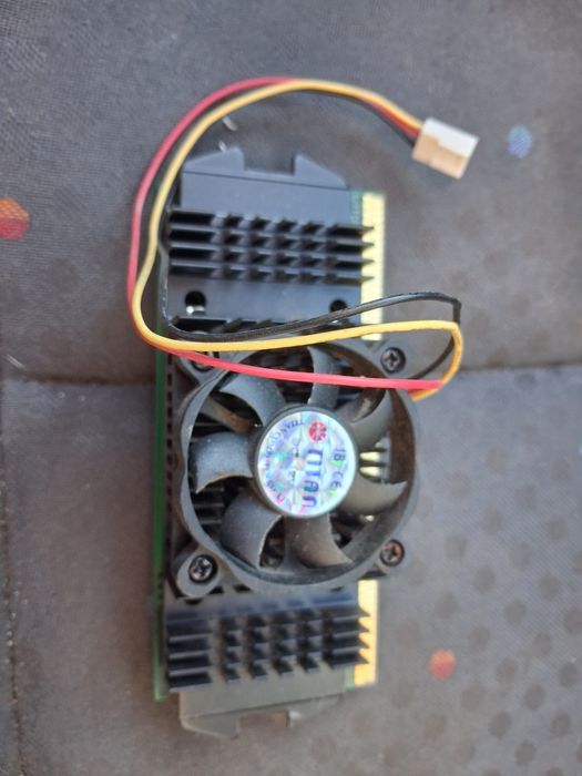 Intel Celeron w formacie Slot 1, produkowany pod koniec lat 90.