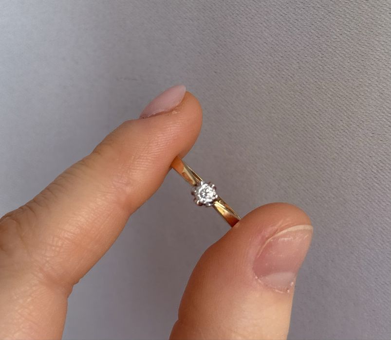 Złoty pierścionek z diamentem