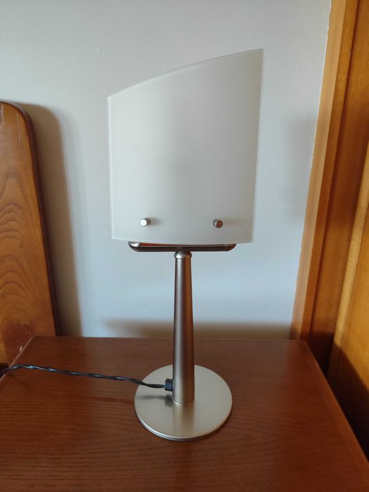 Candeeiro de teto e mesa de cabeceira