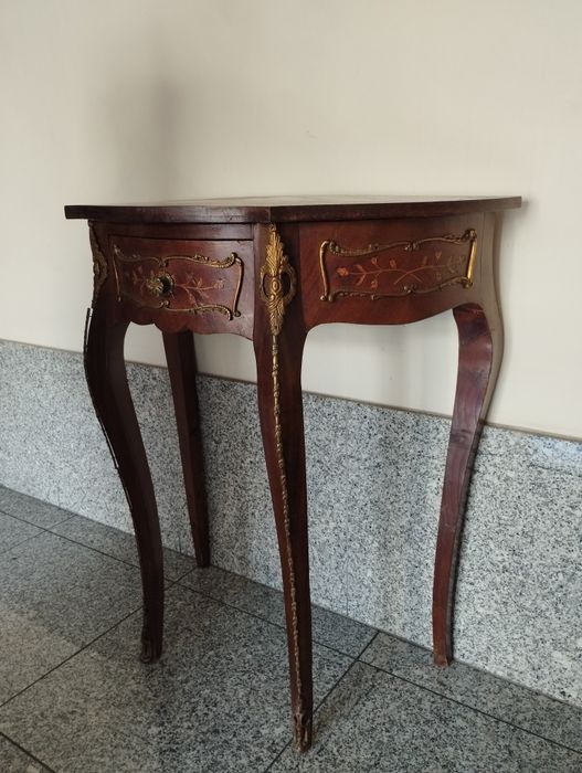 Mesa meia lua penso ser em pau santo