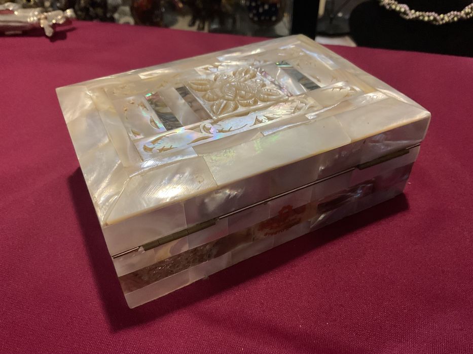 Caixa em madre pérola toda trabalhada 13x9,5x5,5 cm top condição