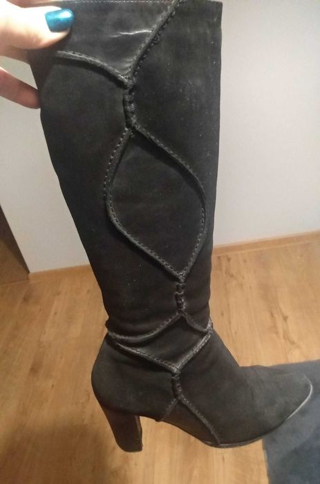 Zamszowe botki na obcasie 37