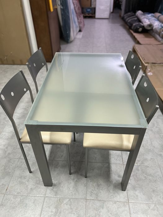 Mesa e 4 cadeiras de cozinha