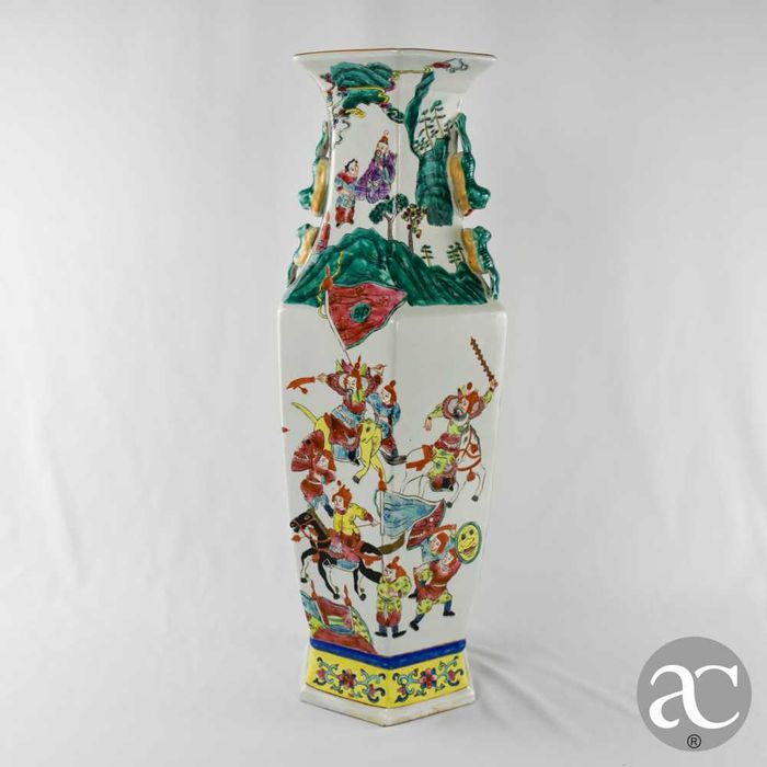 Jarrão hexagonal Porcelana da China, cenas de guerra, Reinado Guangxu