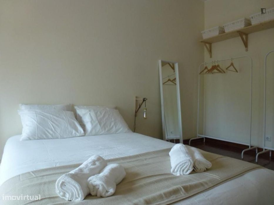 Quarto - localizado em Campolide Lisbon
