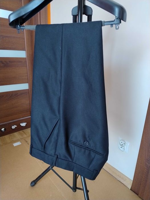 Młodzieżowy Garnitur czarny prążkowany na 170 cm Jak Nowy