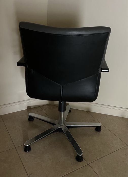 Fotel biurowy obrotowy czarny