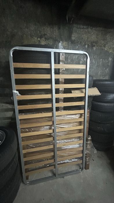 Cama de solteiro em madeira e estrado