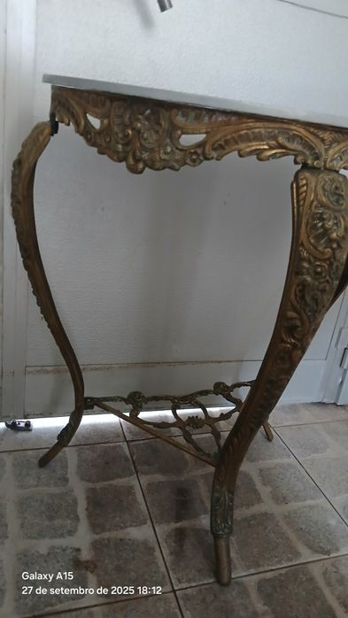 Mesinha de latão  com pedra em azulejo